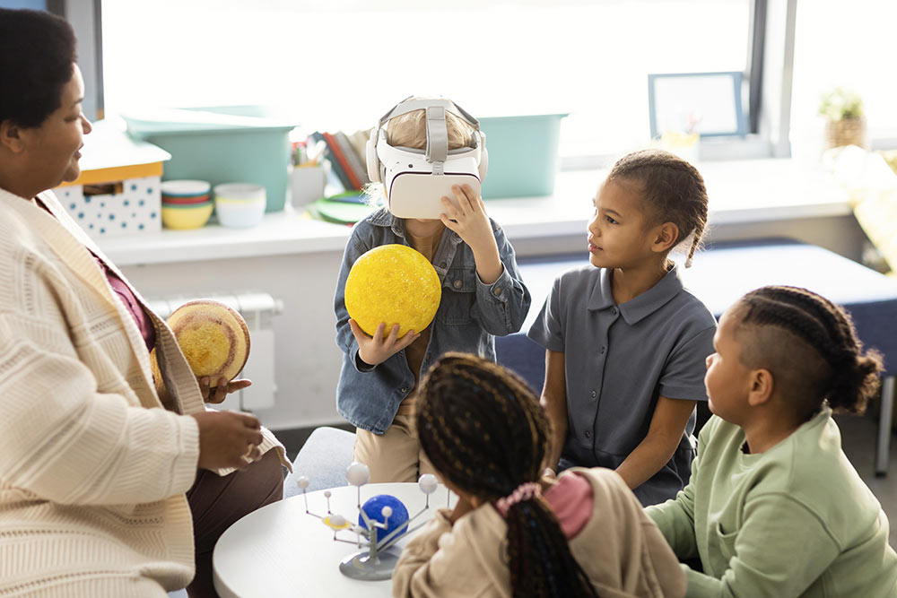 Student Engagement | Teacher using VR to teach kids about the solar system