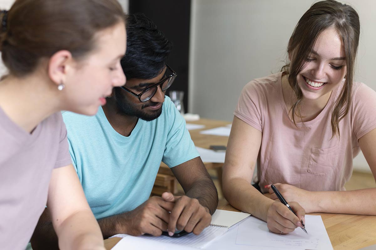 English Tutor helping students write more accurately